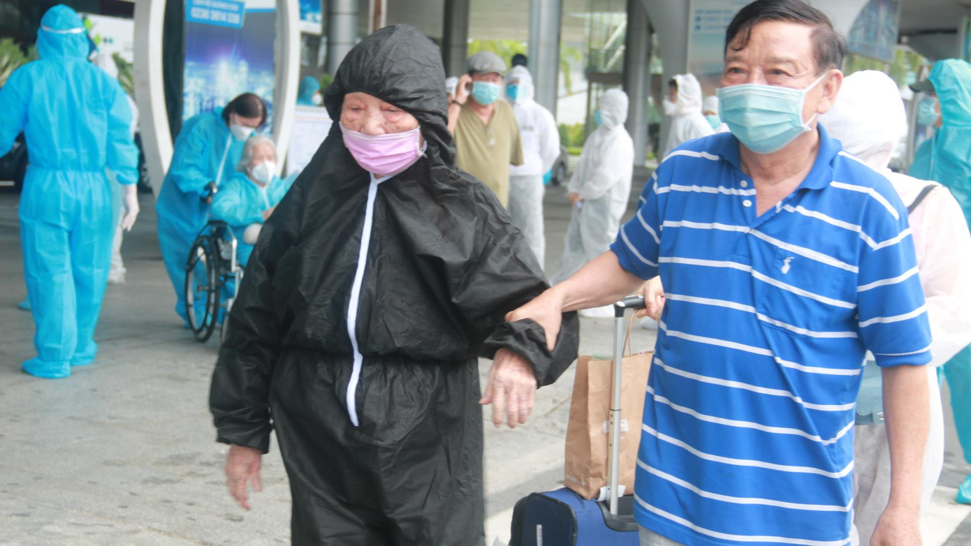 Ông Võ Hữu Văn (63 tuổi, phường Thanh Khê Đông, quận Thanh Khê, TP Đà Nẵng) vui mừng ra sân bay đón và gặp lại mẹ già từ TPHCM về sau nhiều tháng xa cách vì dịch bệnh. Ông Võ Hữu Văn (63 tuổi, phường Thanh Khê Đông, quận Thanh Khê, TP Đà Nẵng) vui mừng ra sân bay đón và gặp lại mẹ già từ TPHCM về sau nhiều tháng xa cách vì dịch bệnh.