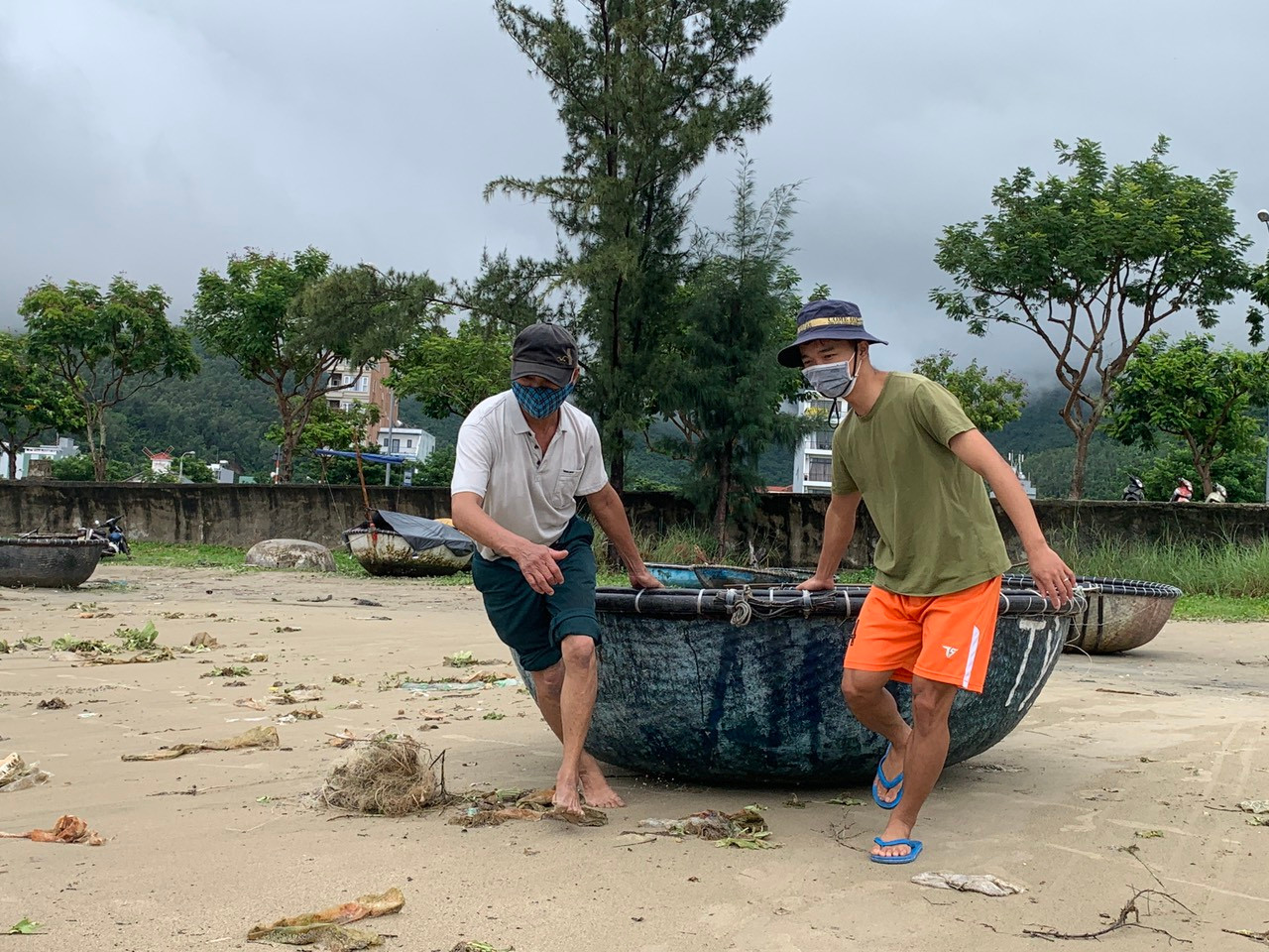 Trước diễn biến phức tạp của áp thấp nhiệt đới, chính quyền Đà Nẵng đã có công điện khẩn yêu cầu các lực lượng, địa phương, sở ngành chủ động và sẵn sàng các phương án để ứng phó với mưa, bão, sạt lở, lũ...có thể xảy ra do ảnh hưởng của áp thấp nhiệt đới. Trước diễn biến phức tạp của áp thấp nhiệt đới, chính quyền Đà Nẵng đã có công điện khẩn yêu cầu các lực lượng, địa phương, sở ngành chủ động và sẵn sàng các phương án để ứng phó với mưa, bão, sạt lở, lũ...có thể xảy ra do ảnh hưởng của áp thấp nhiệt đới.