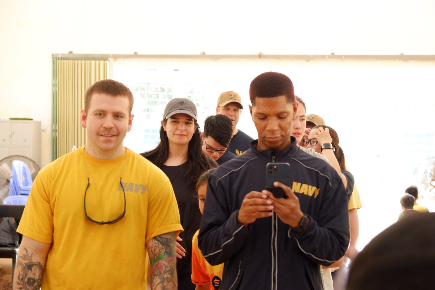 Các nữ thủy thủ cùng tham gia chơi trò chơi cùng các em nhỏ tại Làng Hy vọng. Ảnh: Nguyễn Thành