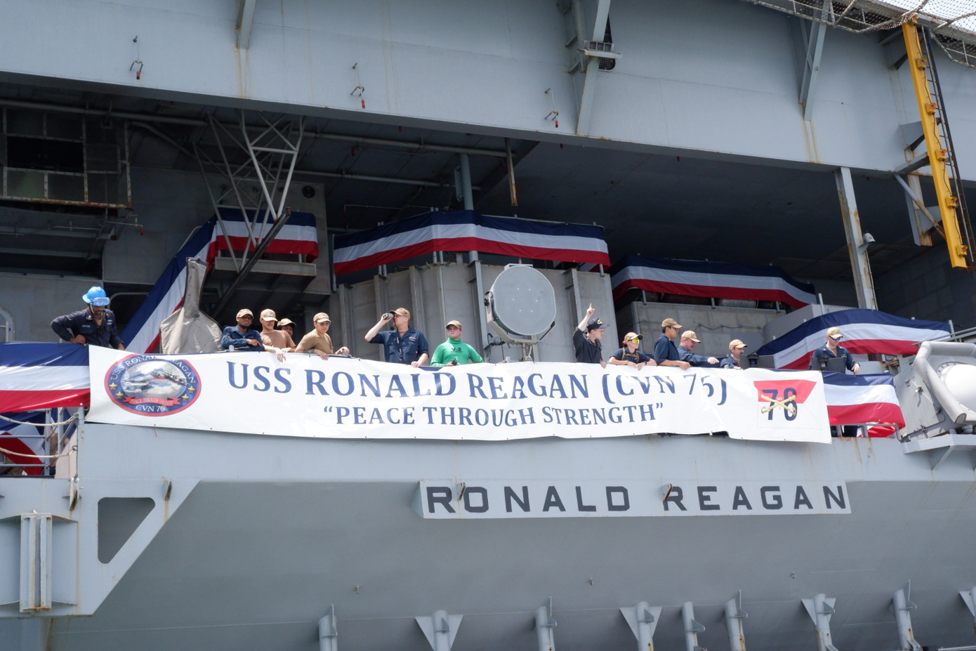 Tàu sân bay USS Ronald Reagan (CVN-76) mang theo hơn 5.000 thủy thủ đoàn thả neo ở vịnh Đà Nẵng từ ngày 25/6. Thấp thoáng trên tàu sân bay là những nữ sĩ quan, thủy thủ xinh đẹp. Ảnh: Nguyễn Thành