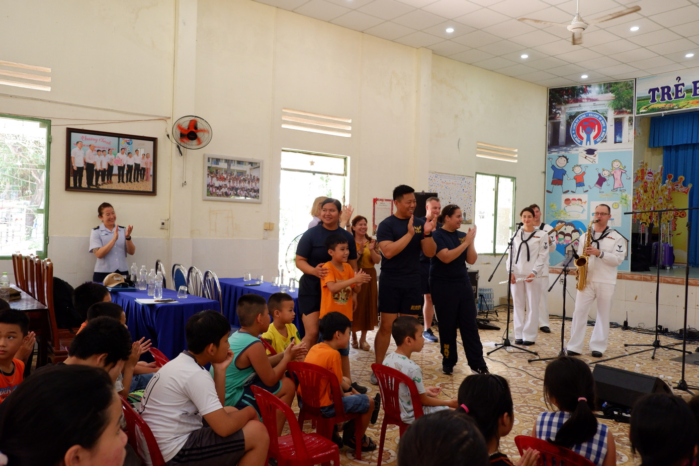 Các nữ thủy cùng tham chương trình giao lưu với trẻ em Làng Hy vọng.