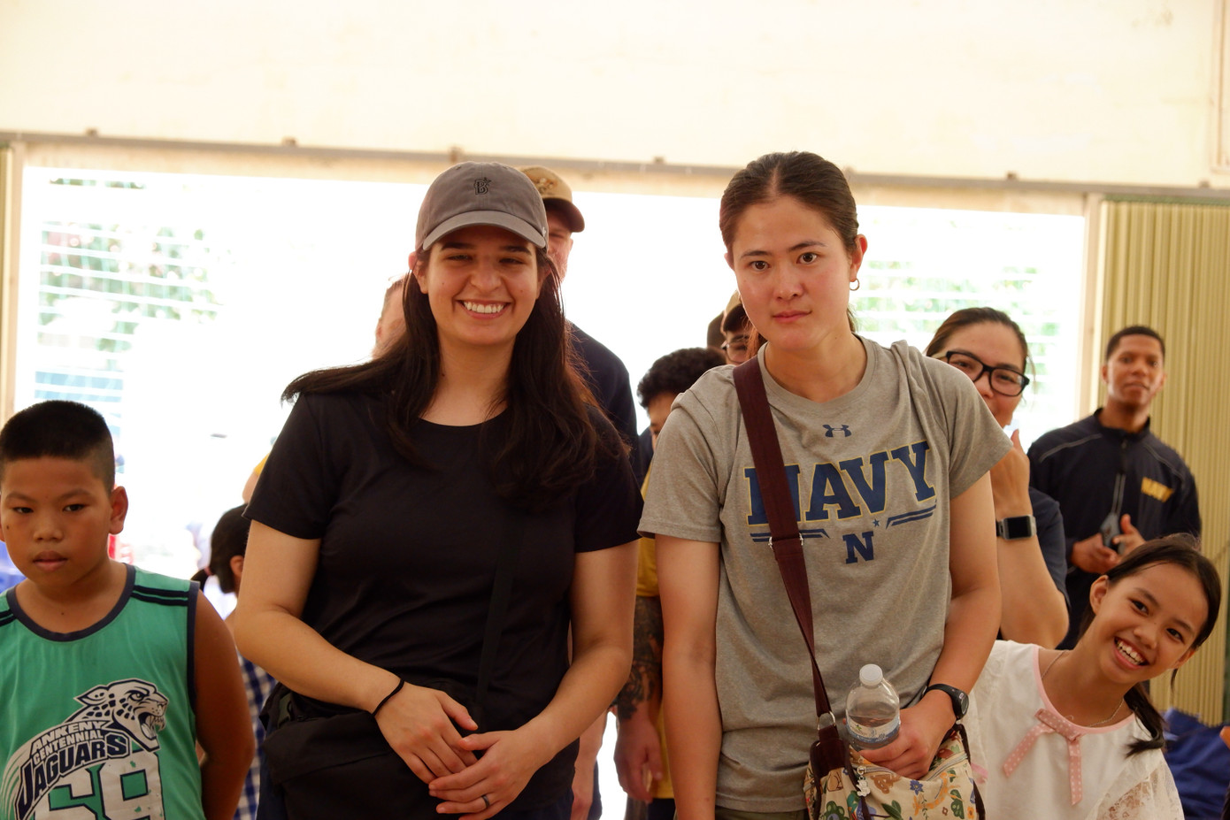 Các nữ thủy thủ cùng tham gia chơi trò chơi cùng các em nhỏ tại Làng Hy vọng. Ảnh: Nguyễn Thành