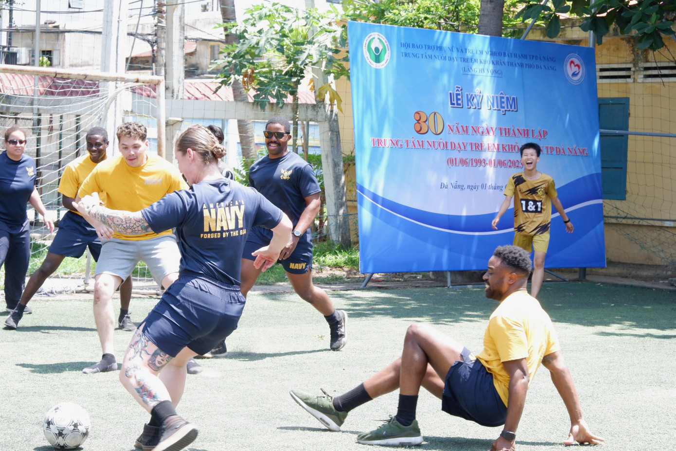 Một nữ thủy thủ biểu diễn kỹ năng tâng bóng. Cô chơi bóng rất hay, nhiều pha đi và sút bóng khiến đồng nghiệp nam phải thán phục. Ảnh: Nguyễn Thành.
