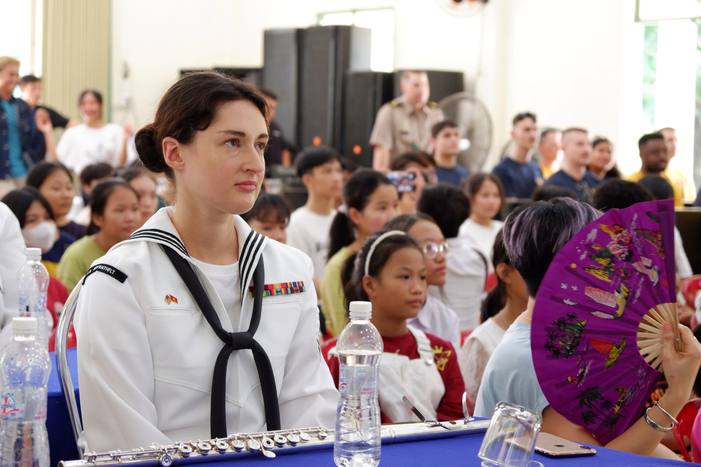 Nữ thủy thủ tham gia chương trình giao lưu với trẻ em mồ côi Đà Nẵng. Ảnh: Nguyễn Thành