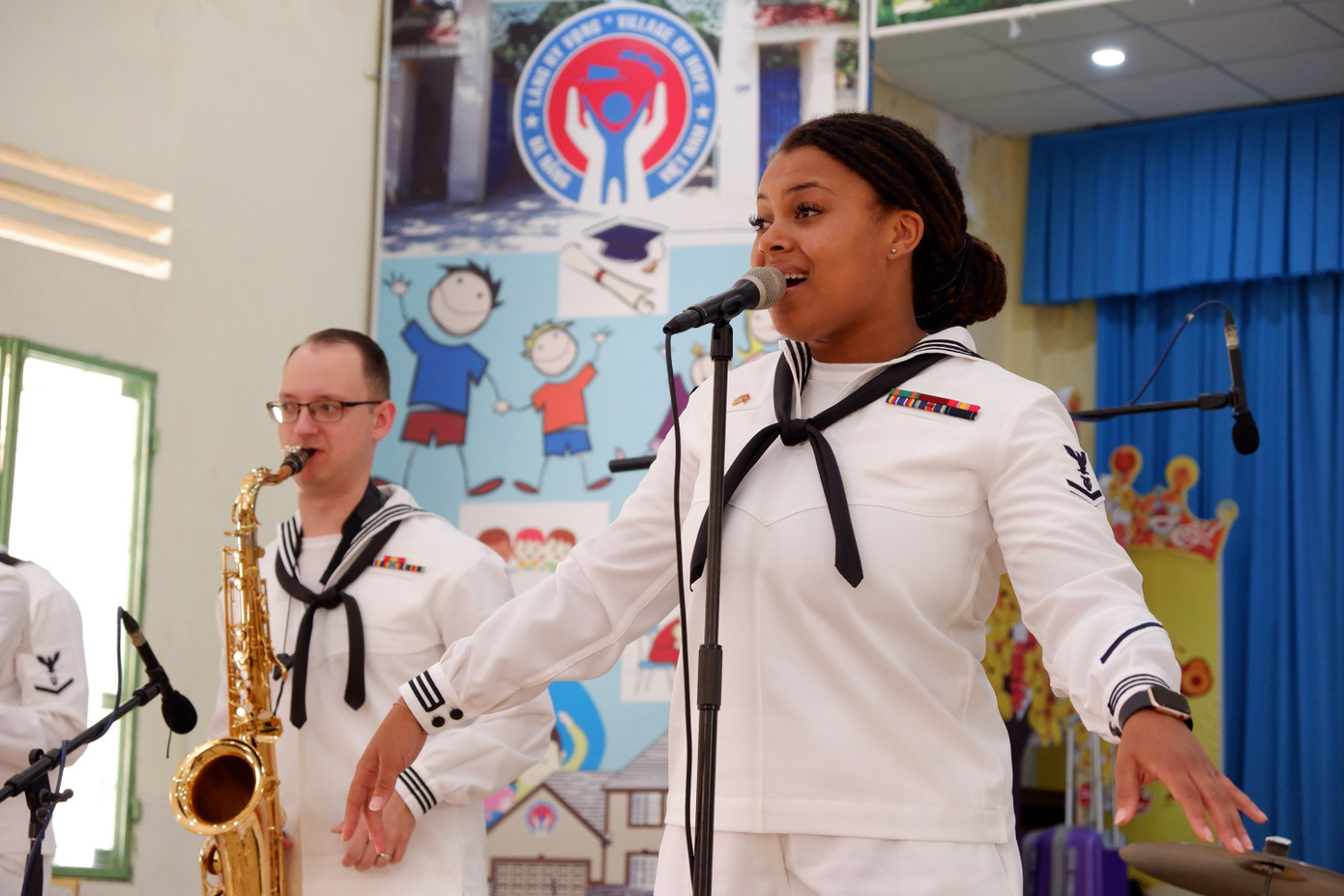 Ashley Pollock-ca sĩ chính của ban nhạc Hải quân Mỹ say sưa biểu diễn các ca khúc tại chương trình giao lưu.