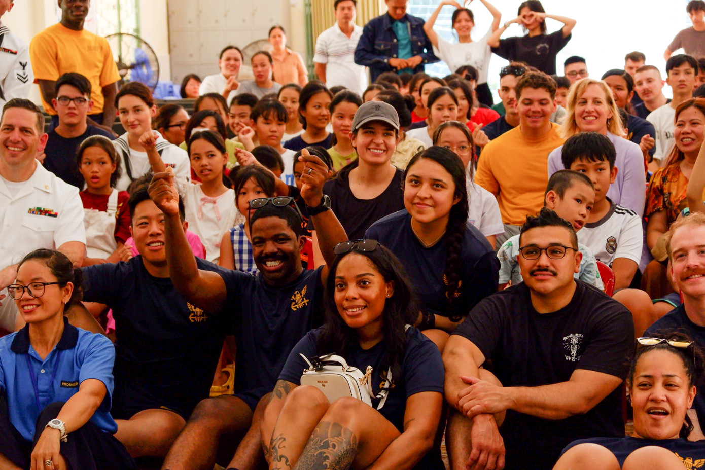 Trong thời gian thăm Đà Nẵng các nữ thủy thủ cùng đồng đội trên tàu sân bay và tàu tuần dương sẽ tham gia các hoạt động giao lưu với người dân, trẻ em, học sinh, sinh viên, cán bộ công chức thành phố. Ảnh: Nguyễn Thành