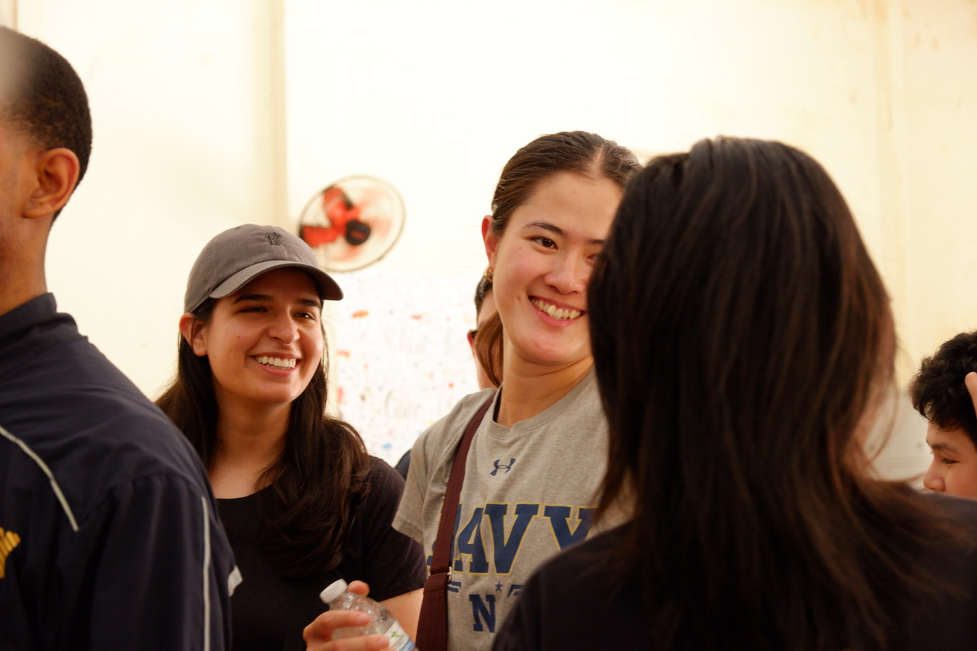 Các nữ thủy thủ cùng tham gia chơi trò chơi cùng các em nhỏ tại Làng Hy vọng. Ảnh: Nguyễn Thành