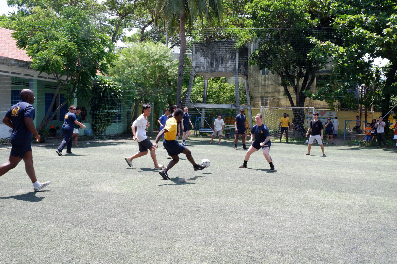 Các nữ thủy thủ giao lưu bóng đá với trẻ em mồ côi tại Làng Hy vọng.