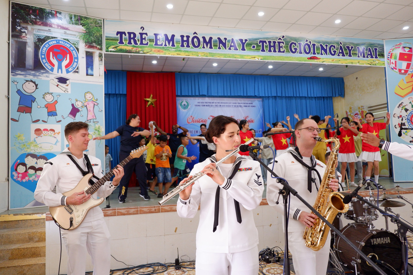 Cô là nhạc công của ban nhạc Hải quân Mỹ phục vụ trên tàu sân bay USS Ronald Reagan.