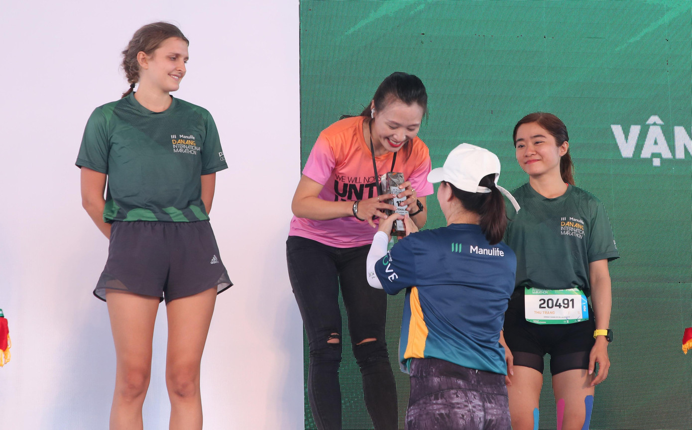 Trao giải cho các vận động viên nữ ở cự ly bán marathon 21km.