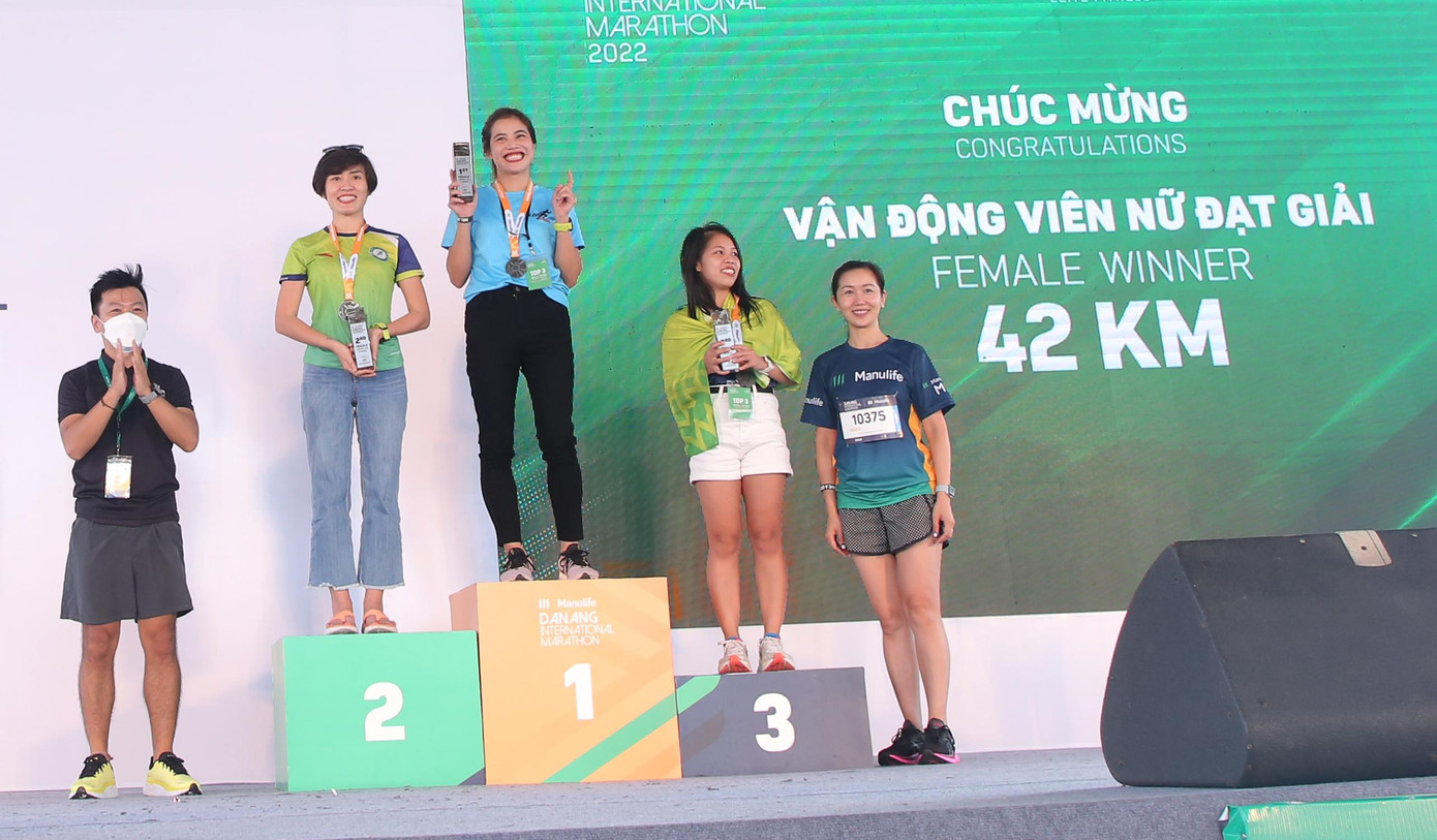 Trao giải vận động viên nữ tại cuộc thi. Lần đầu tiên tham gia giải tại thành phố Đà Nẵng, vận động viên Trần Thị Hoa ở TP Hồ Chí Minh đoạt giải Nhất ở cự ly Marathon 42 km.