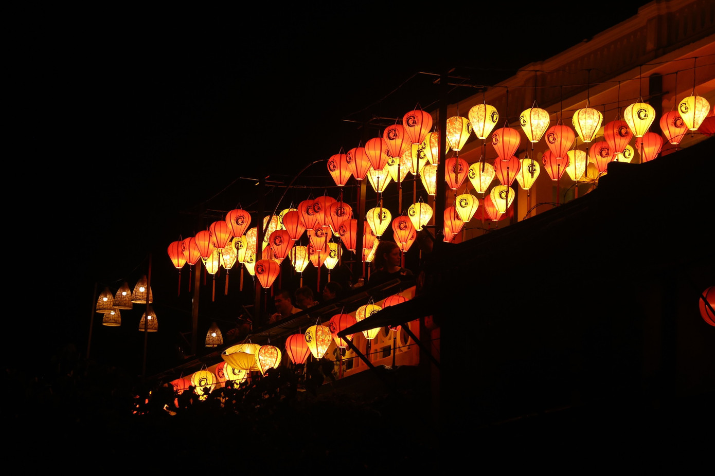 Các tuyến đường trong khu phố cổ được treo hàng nghìn chiếc đèn lồng rực rỡ màu sắc.