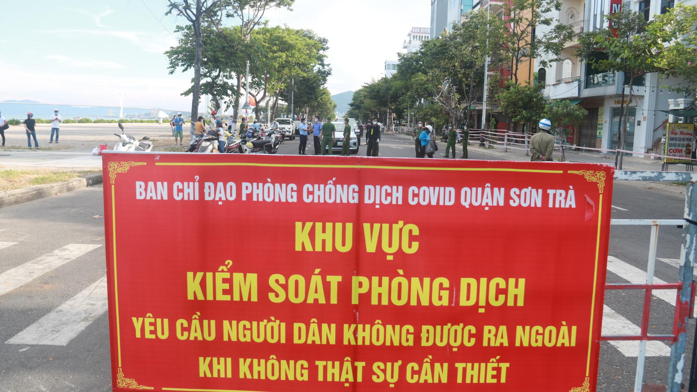Theo quyết định của UBND TP Đà Nẵng, từ 8h ngày 26/8 đến 8h ngày 5/9, TP tiếp tục áp dụng biện pháp thực hiện các hoạt động quy định tại Quyết định số 2788/QĐ-UBND ngày 14/8/2021 của Chủ tịch UBND thành phố. Người dân được yêu cầu thực hiện nghiêm việc "ai ở đâu thì ở đấy".