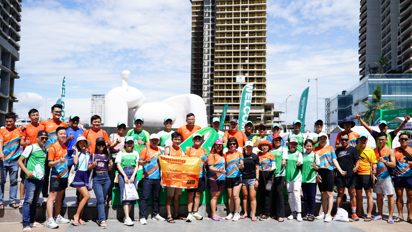 Các vận động viên phong trào chụp hình kỷ niệm trước giải đấu.