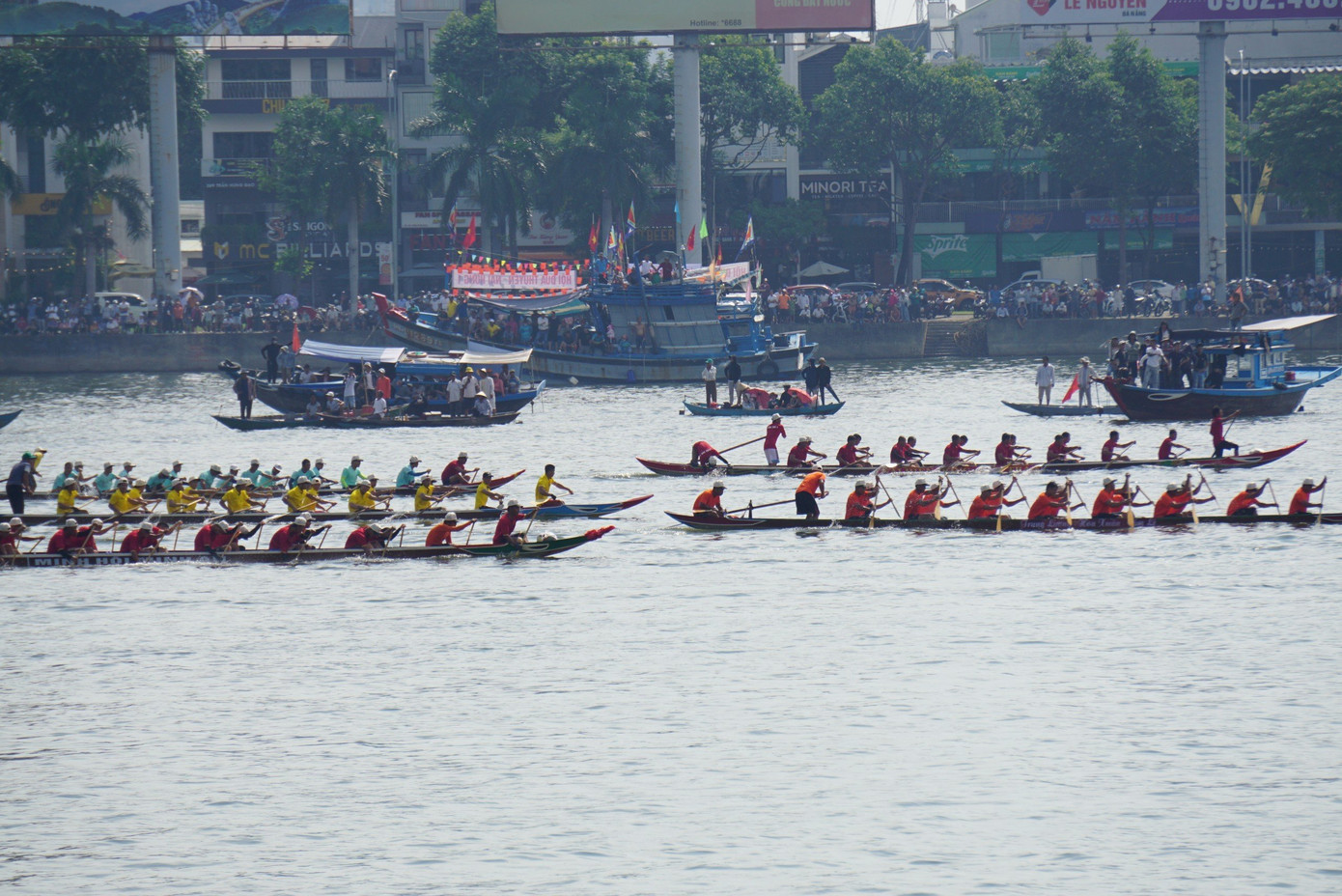 Giải đua thuyền truyền thống trên sông Hàn trở lại với người dân Đà Nẵng và du khách sau 6 năm gián đoạn do dịch bệnh COVID-19. Giải đua thuyền truyền thống trên sông Hàn trở lại với người dân Đà Nẵng và du khách sau 6 năm gián đoạn do dịch bệnh COVID-19.