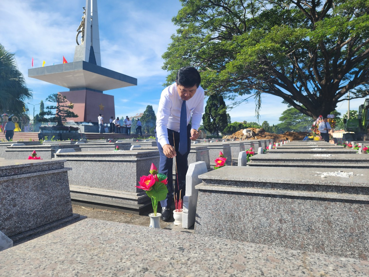Ông Lương Nguyễn Minh Triết - Phó Bí thư Thường trực, Chủ tịch HĐND TP. Đà Nẵng thắp hương tại Nghĩa trang liệt sĩ thành phố. Ông Lương Nguyễn Minh Triết - Phó Bí thư Thường trực, Chủ tịch HĐND TP. Đà Nẵng thắp hương tại Nghĩa trang liệt sĩ thành phố.