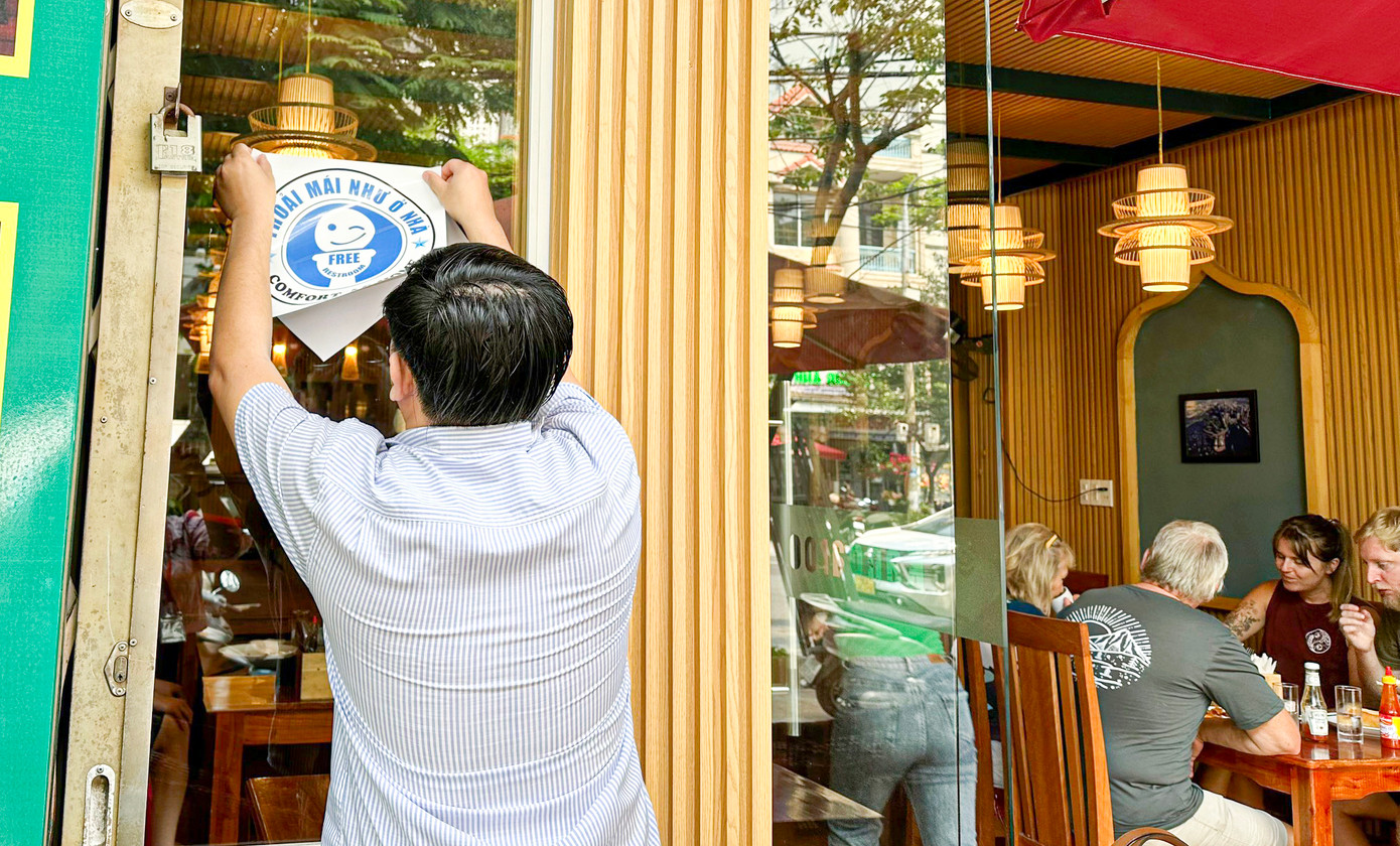 Tại quận Sơn Trà, hàng loạt nhà hàng, khách sạn, quán ăn, cửa hàng buôn bán trên các tuyến phố đông du khách đồng loạt dán biểu tượng hình mặt cười “Free Restroom” cùng thông điệp “Thoải mái như ở nhà - Comfort as home” để du khách và người dân dễ dàng quan sát, sử dụng miễn phí nhà vệ sinh. Tại quận Sơn Trà, hàng loạt nhà hàng, khách sạn, quán ăn, cửa hàng buôn bán trên các tuyến phố đông du khách đồng loạt dán biểu tượng hình mặt cười “Free Restroom” cùng thông điệp “Thoải mái như ở nhà - Comfort as home” để du khách và người dân dễ dàng quan sát, sử dụng miễn phí nhà vệ sinh.