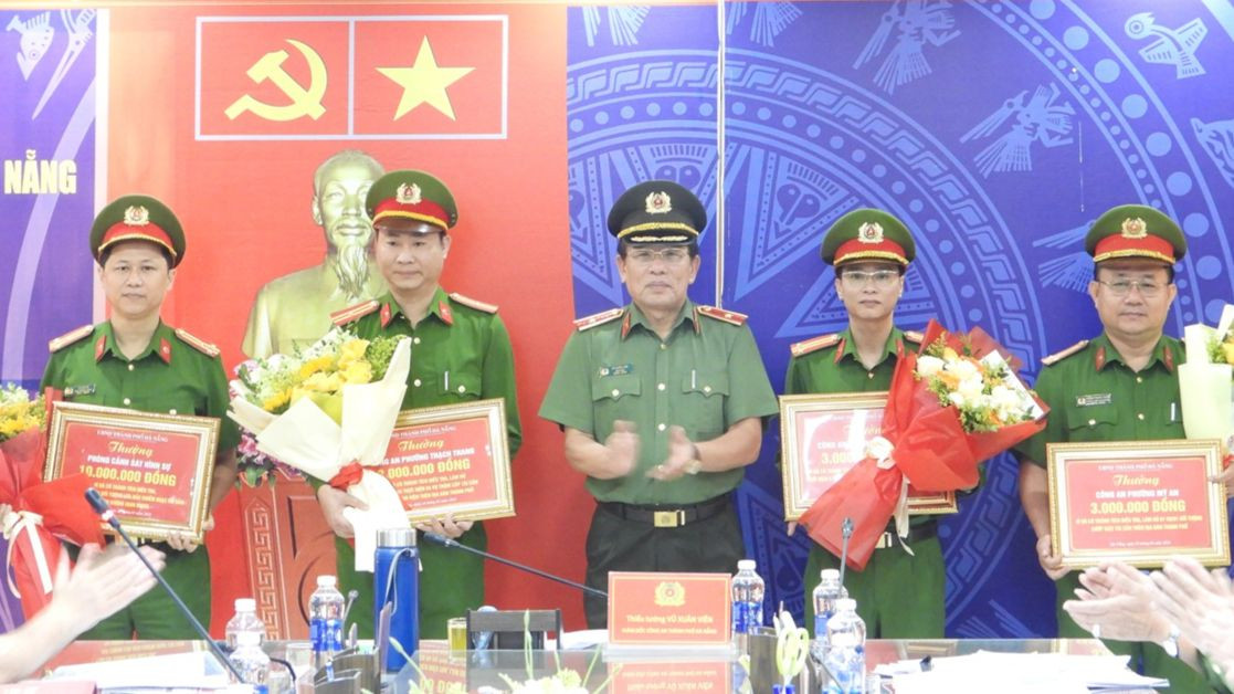 Thiếu tướng Vũ Xuân Viên, Giám đốc Công an TP Đà Nẵng trao thưởng cho các đơn vị.