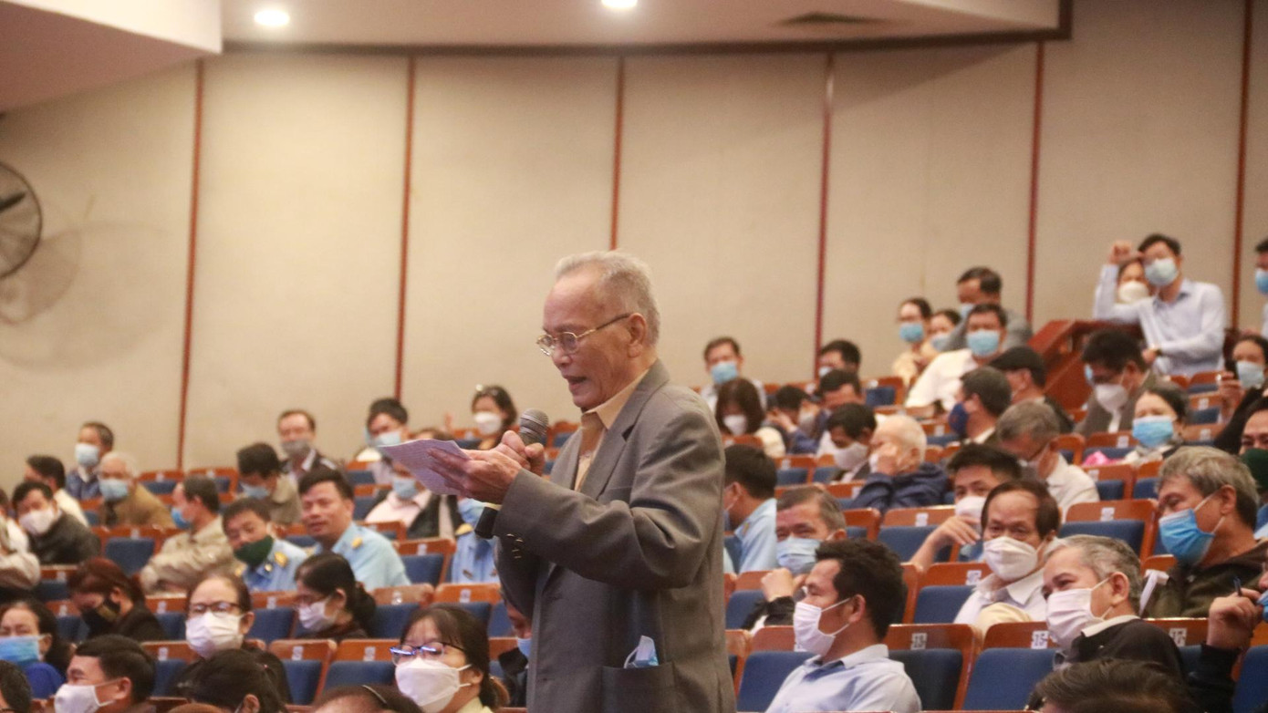 Cử tri TP Đà Nẵng nêu ý kiến đến Đoàn ĐBQH TP Đà Nẵng tại buổi tiếp xúc. Ảnh: Nguyễn Thành