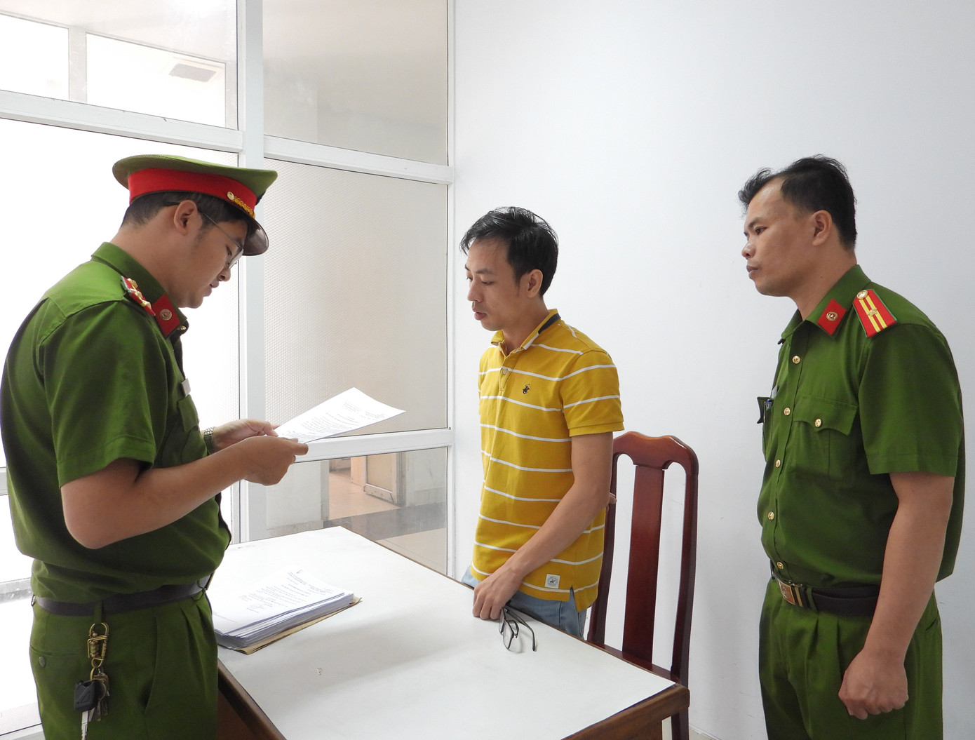 Công an thực hiện lệnh bắt Trần Phước Long. Ảnh: CA