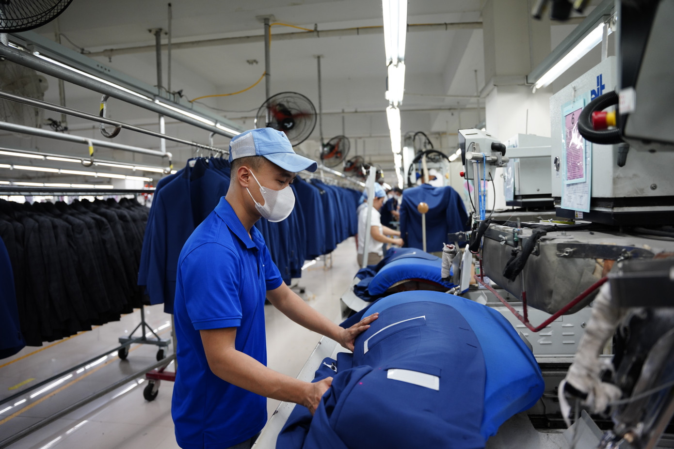 Công nhân làm việc tại một nhà máy ở Đà Nẵng. Công nhân làm việc tại một nhà máy ở Đà Nẵng.