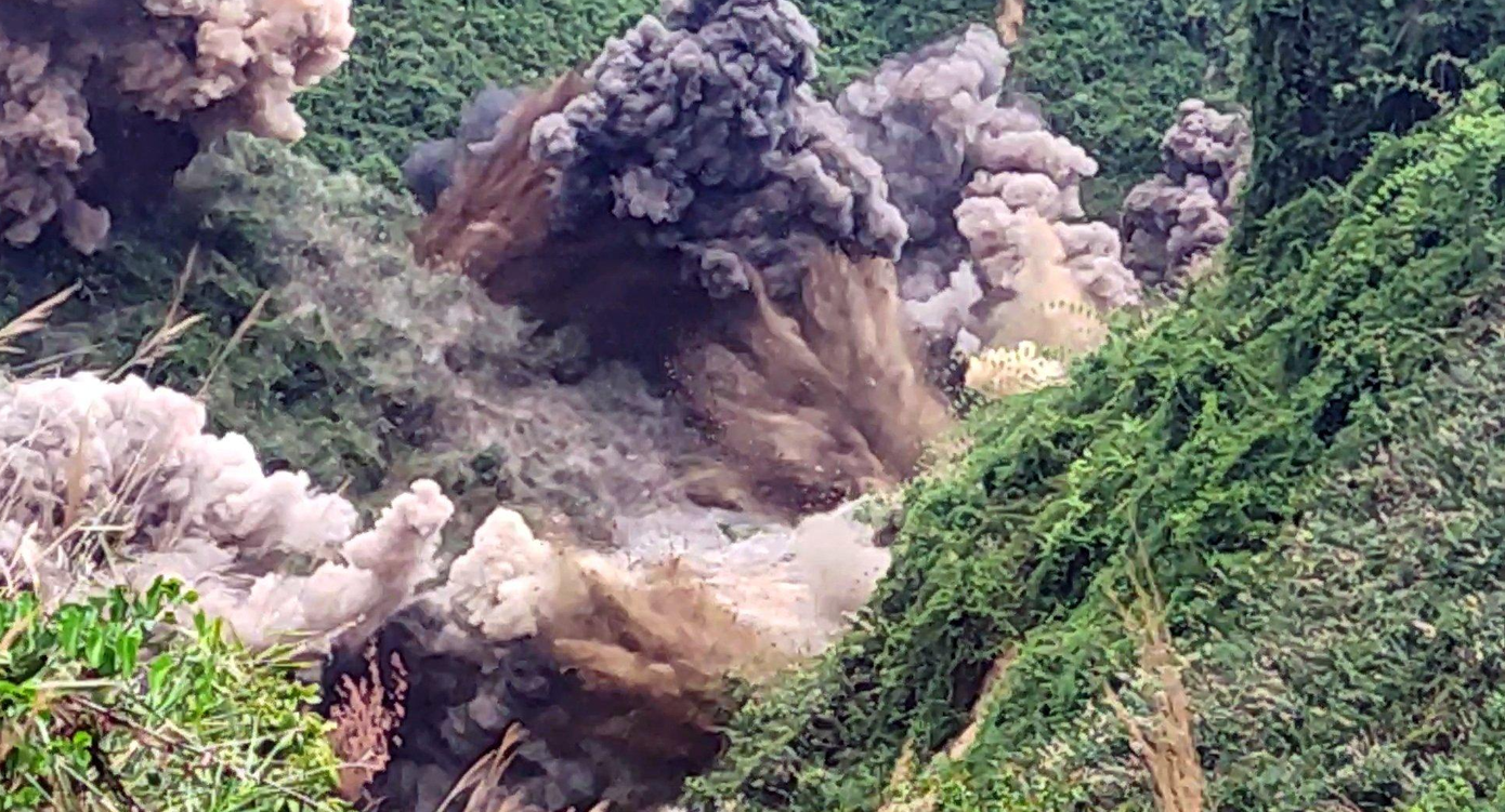 Hình ảnh nổ mìn phá hầm vàng trái phép ở rừng Sông Thanh hồi tháng 6/2021. Hình ảnh nổ mìn phá hầm vàng trái phép ở rừng Sông Thanh hồi tháng 6/2021.