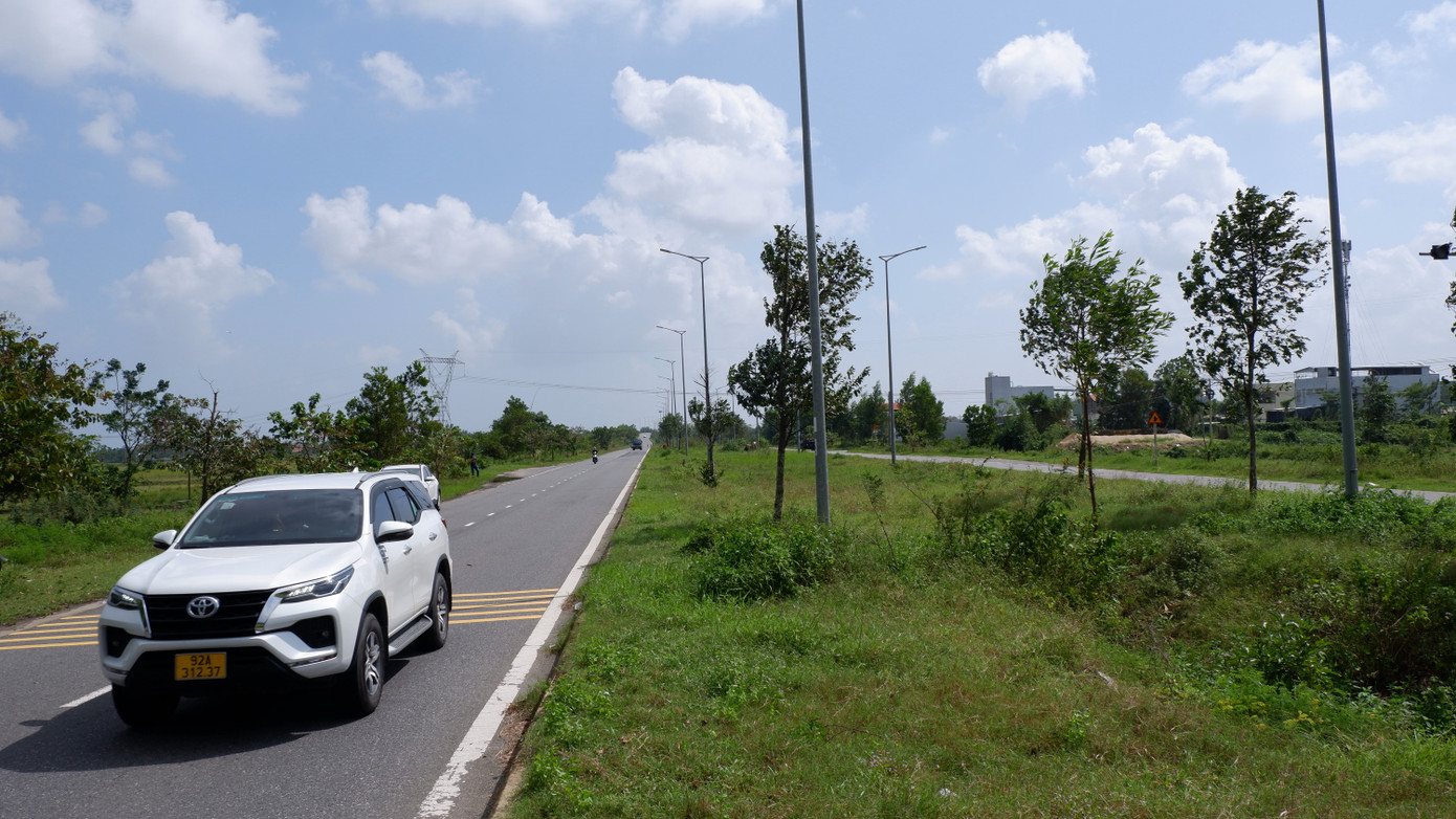 Tuyến đường vành đai phía nam được đầu tư gần 500 tỷ nhưng hiện hàng loạt cây xanh đã và đang chết khô khiến cảnh quan nhếch nhác.