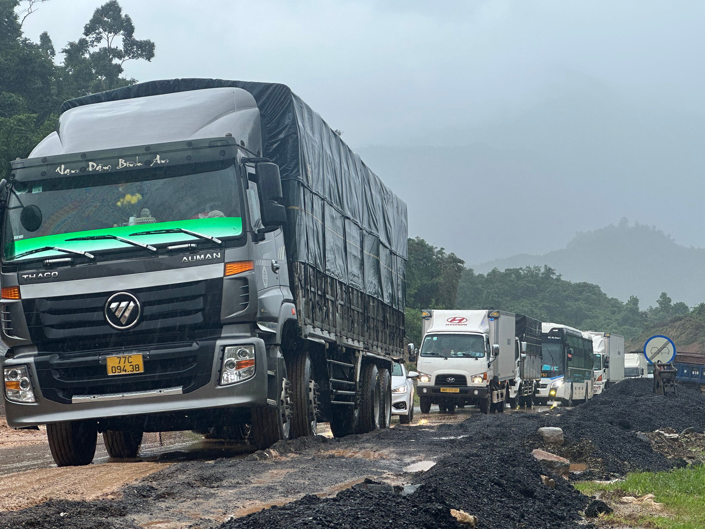 Do ảnh hưởng của mưa lớn kéo dài từ đêm 12/11, trên tuyến cao tốc La Sơn - Túy Loan (nối Đà Nẵng và TT-Huế) xuất hiện tình trạng sạt lở tại một số vị trí. Trong đó, điểm sạt lở nghiêm trọng nhất xảy ra ở taluy dương tại vị trí Km 46+300. Do ảnh hưởng của mưa lớn kéo dài từ đêm 12/11, trên tuyến cao tốc La Sơn - Túy Loan (nối Đà Nẵng và TT-Huế) xuất hiện tình trạng sạt lở tại một số vị trí. Trong đó, điểm sạt lở nghiêm trọng nhất xảy ra ở taluy dương tại vị trí Km 46+300.