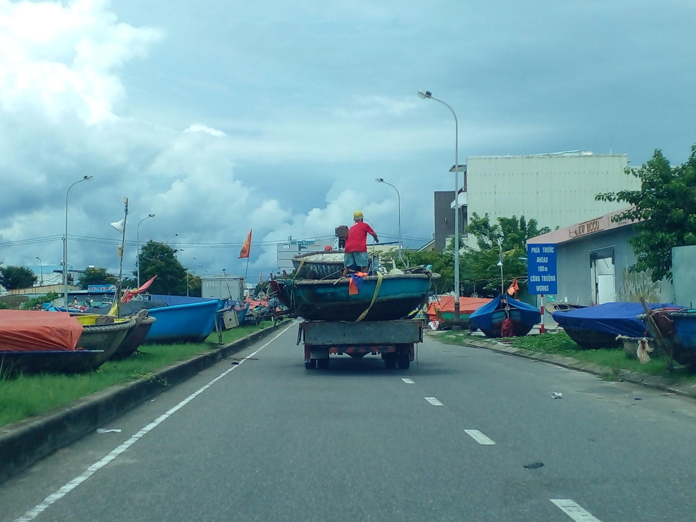 Một tuyến đường ở quận Sơn Trà tàu thuyền được kéo lên, xếp hàng dài. Một tuyến đường ở quận Sơn Trà tàu thuyền được kéo lên, xếp hàng dài.