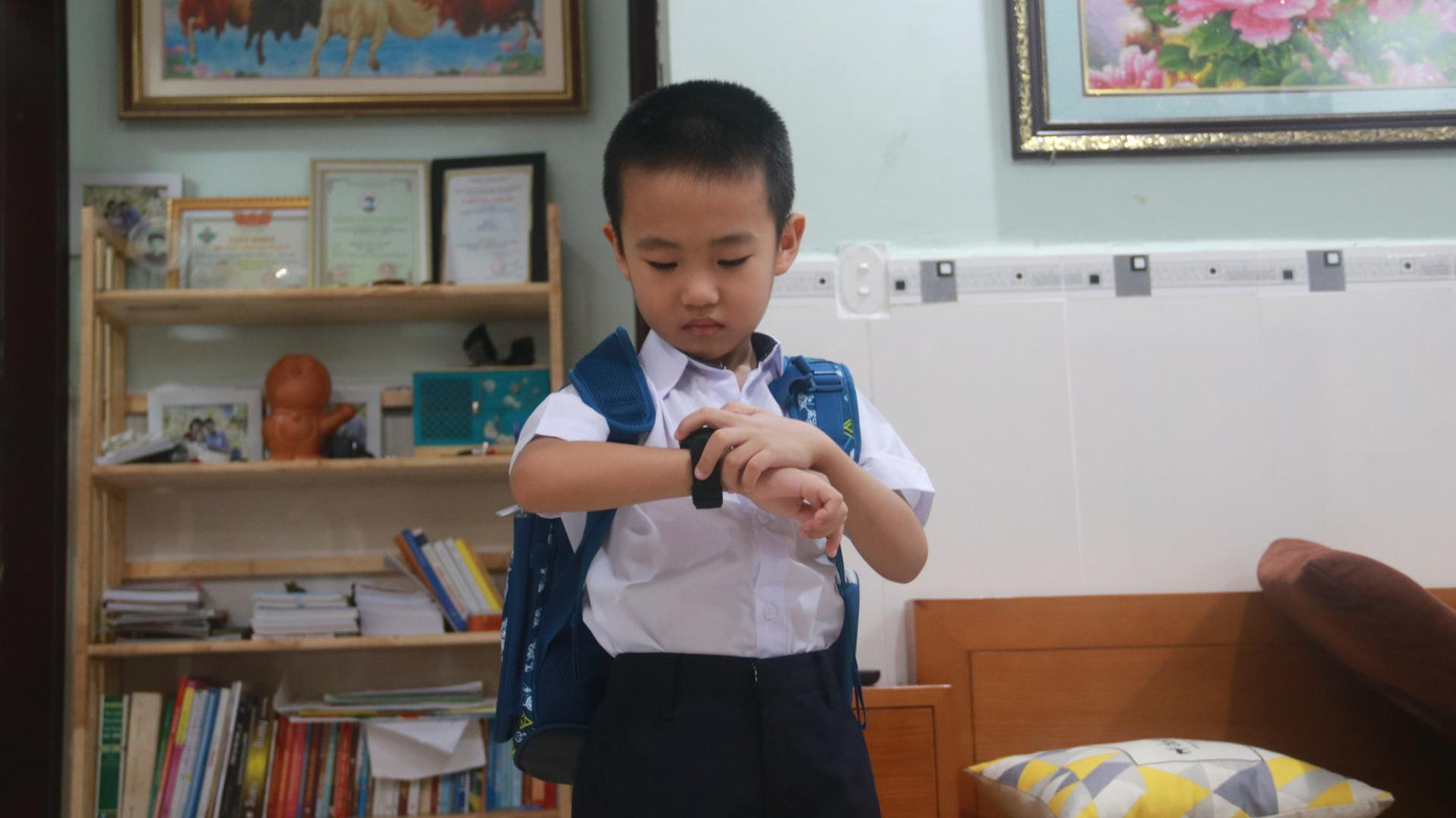 Háo hức trông đến giờ khai giảng năm học mới, bé liên tục xem đồng hồ và hỏi bố mẹ: &quot;đã đến giờ khai giảng và học bài chưa ?&quot;