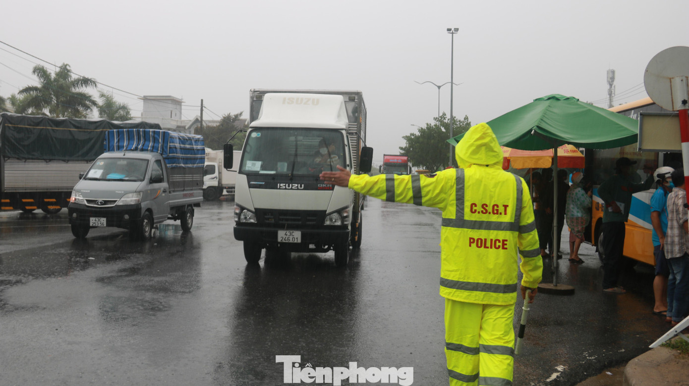 Kiểm soát người và phương tiện ra vào TP Đà Nẵng. Ảnh: Nguyễn Thành