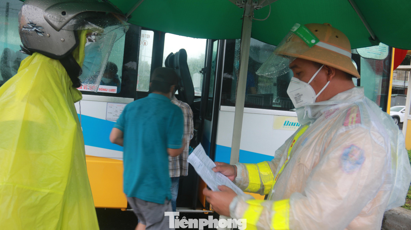 Kiểm soát người và phương tiện ra vào cửa ngõ TP Đà Nẵng.