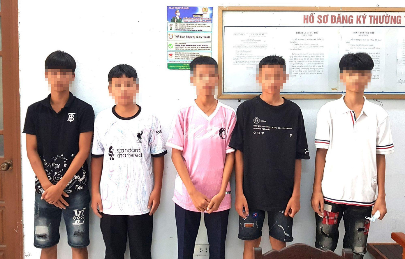 Các đối tượng thanh thiếu niên tham gia vụ việc tại cơ quan công an. Các đối tượng thanh thiếu niên tham gia vụ việc tại cơ quan công an.