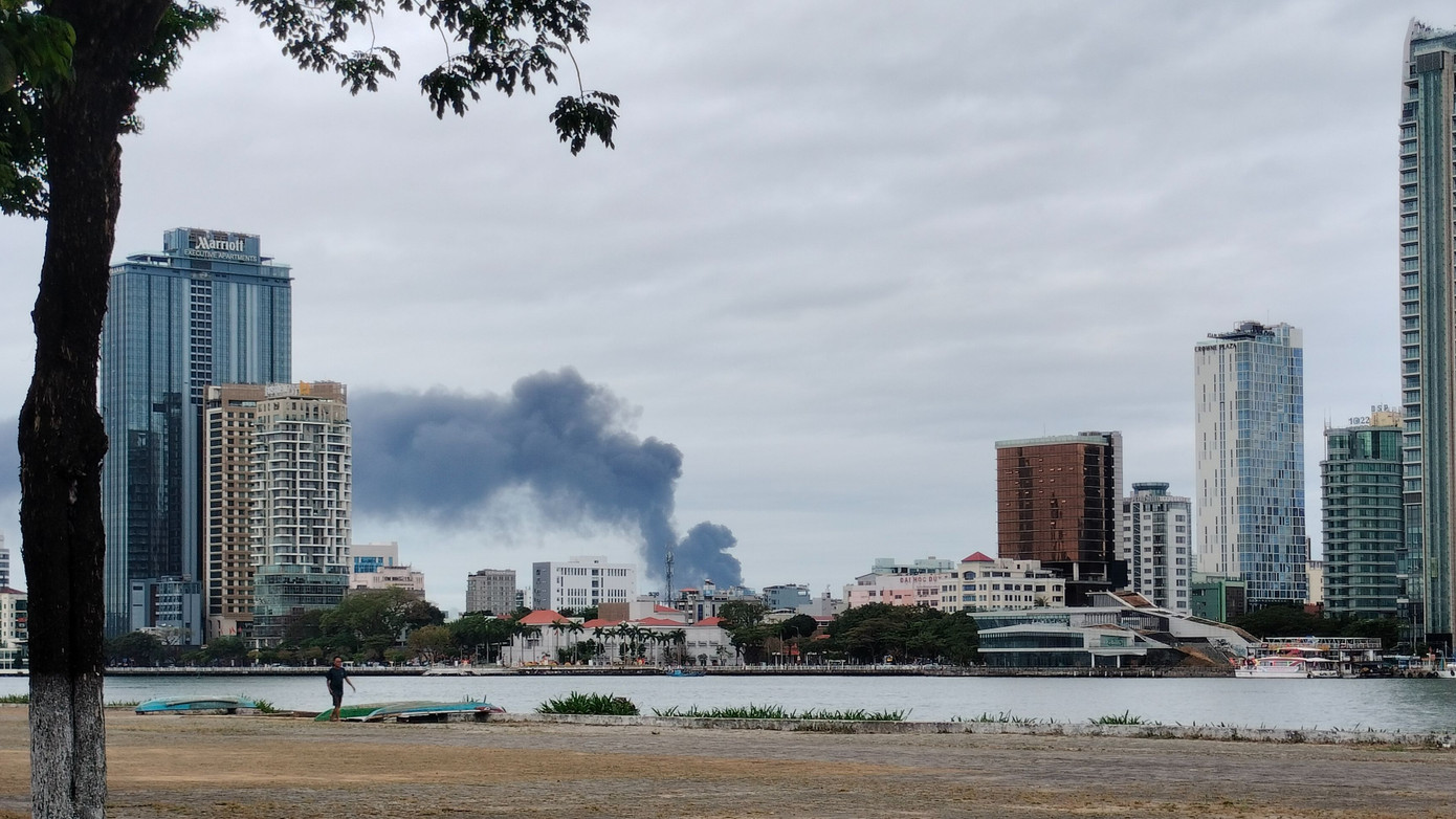 Vào khoảng 6h30 sáng 31/3, nhiều người dân Đà Nẵng ở khu vực trung tâm bất ngờ với cột khói đen, cao xuất hiện ở khu vực phía tây bay về phía nam thành phố. Trong ảnh, cột khói nhìn từ bờ sông Hàn (quận Sơn Trà) cách địa điểm cháy khoảng 10km.