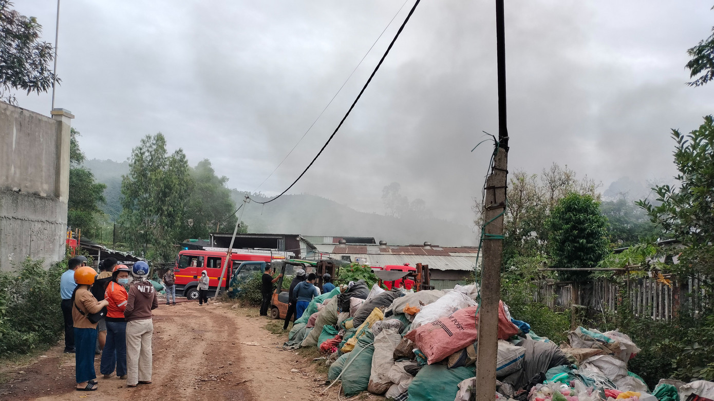 Nhiều người dân hiếu kỳ tập trung theo dõi tại hiện trường vụ cháy.