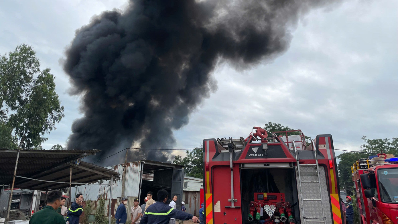 Đám cháy bùng phát và nhanh chóng lan rộng do trong xưởng chứa nhiều vật liệu dễ cháy như nhựa và giấy. Nhận tin báo, lực lượng phòng cháy chữa cháy đã điều phương tiện cứu hỏa và nhiều cán bộ chiến sĩ đến dập lửa.