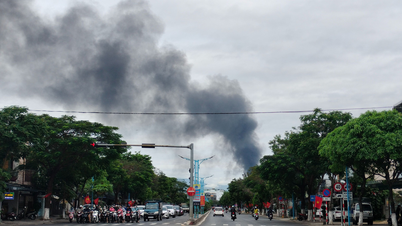Cột khói đen bắt nguồn từ một vụ hỏa hoạn lớn xảy ra tại xưởng phế liệu thuộc tổ 33, phường Hòa Thọ Tây, quận Cẩm Lệ, Đà Nẵng. Trong ảnh: Cột khói nhìn từ đường Lê Đại Hành.