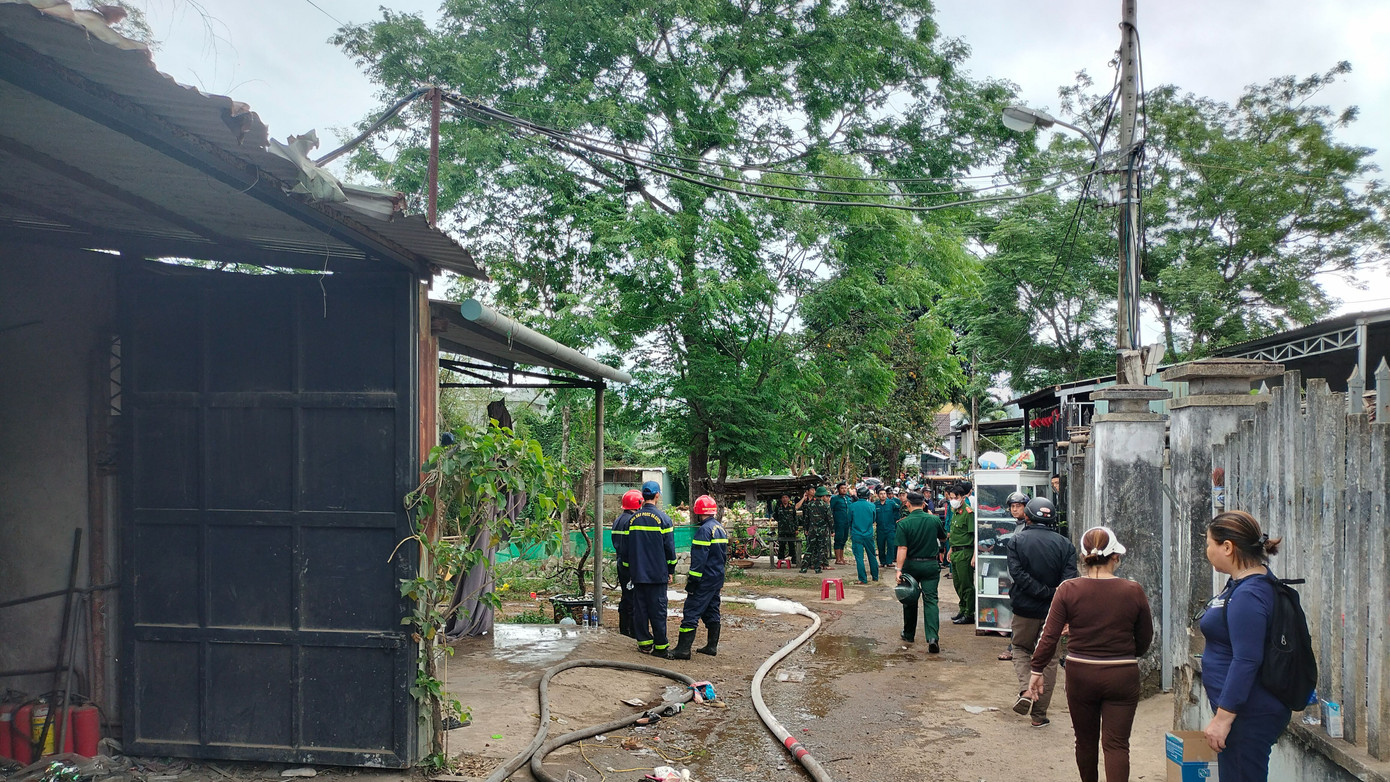 Hàng chục cán bộ chiến sĩ phòng cháy chữa cháy và các lực lượng của địa phương có mặt tham gia hỗ trợ dập lửa.