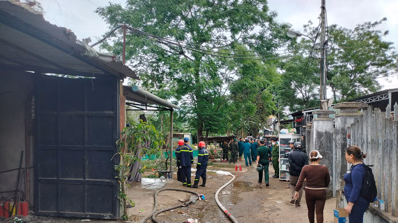 Hàng chục cán bộ chiến sĩ phòng cháy chữa cháy và các lực lượng của địa phương có mặt tham gia hỗ trợ dập lửa. Hàng chục cán bộ chiến sĩ phòng cháy chữa cháy và các lực lượng của địa phương có mặt tham gia hỗ trợ dập lửa.