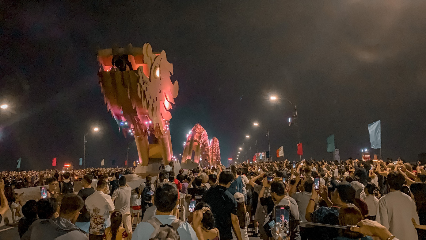 Từ khoảng 20h đã có rất đông người dân và du khách có mặt trên cầu Rồng để tham quan, chụp hình ghi lại những khoảnh khắc khi đến Đà Nẵng và chờ đợi rồng phun lửa, phun nước. Từ khoảng 20h đã có rất đông người dân và du khách có mặt trên cầu Rồng để tham quan, chụp hình ghi lại những khoảnh khắc khi đến Đà Nẵng và chờ đợi rồng phun lửa, phun nước.