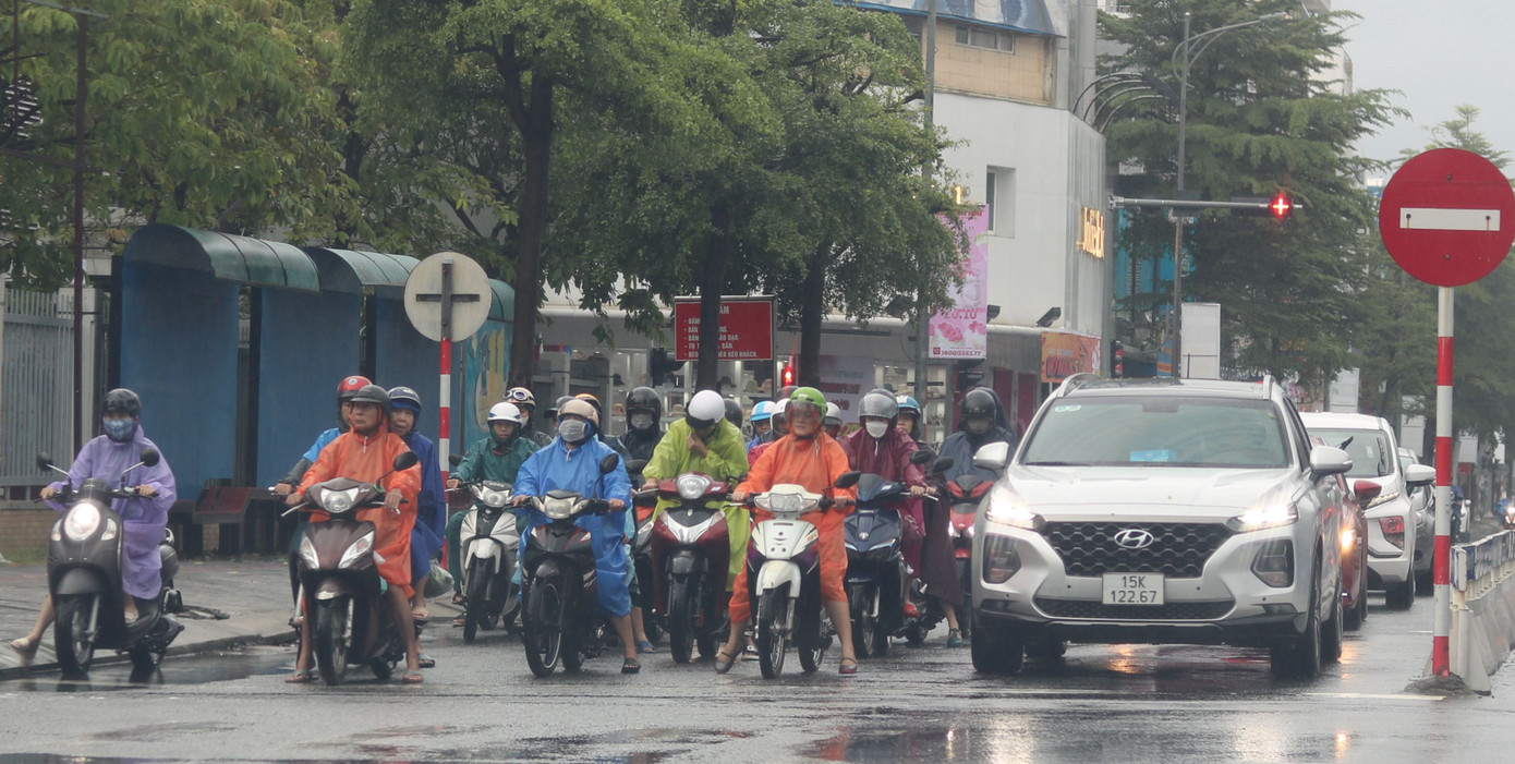 Người dân Đà Nẵng đi làm trong điều kiện mưa liên tục, từng đợt lớn. Người dân Đà Nẵng đi làm trong điều kiện mưa liên tục, từng đợt lớn.