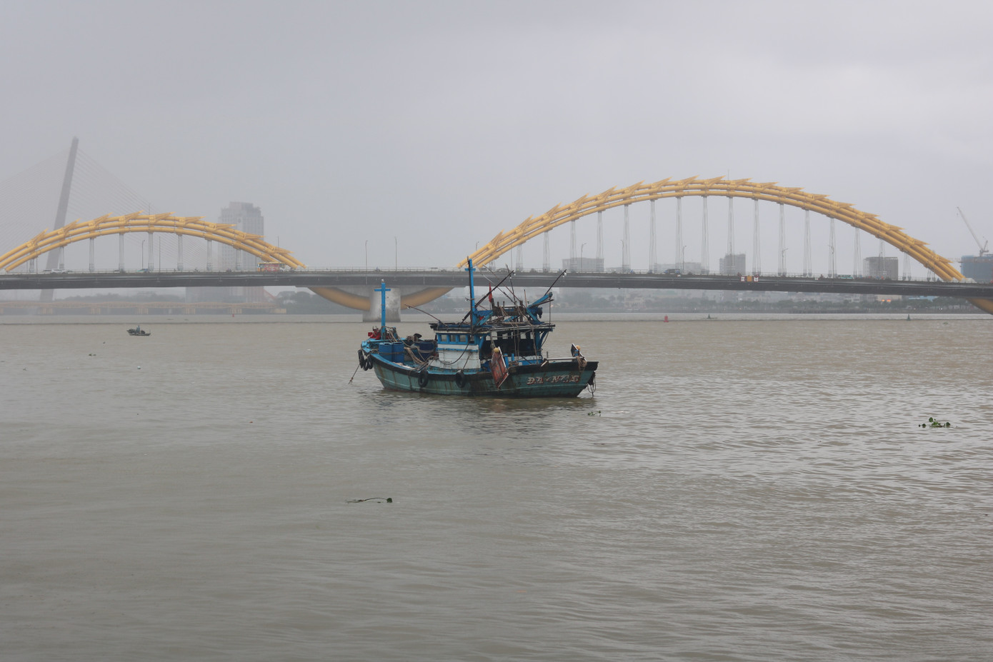 Ban Chỉ huy Phòng chống thiên tai, tìm kiếm cứu nạn và phòng thủ dân sự thành phố Đà Nẵng đã có công điện đề nghị các sở, ban, ngành, địa phương, đơn vị trên địa bàn thành phố tiếp tục triển khai ứng phó với vùng áp thấp, mưa lớn, ngập lụt, nguy cơ xảy ra lũ quét và sạt lở đất khu vực thành phố; tổ chức trực ban nghiêm túc, sẵn sàng lực lượng, phương tiện tham gia công tác phòng, chống và khắc phục hậu quả thiên tai, mưa, lũ... Ban Chỉ huy Phòng chống thiên tai, tìm kiếm cứu nạn và phòng thủ dân sự thành phố Đà Nẵng đã có công điện đề nghị các sở, ban, ngành, địa phương, đơn vị trên địa bàn thành phố tiếp tục triển khai ứng phó với vùng áp thấp, mưa lớn, ngập lụt, nguy cơ xảy ra lũ quét và sạt lở đất khu vực thành phố; tổ chức trực ban nghiêm túc, sẵn sàng lực lượng, phương tiện tham gia công tác phòng, chống và khắc phục hậu quả thiên tai, mưa, lũ...