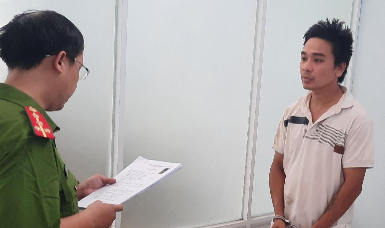 Công an thực hiện lệnh bắt tạm giam đối với đối tượng Võ Minh.