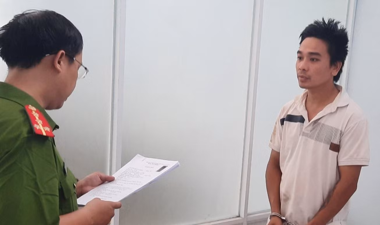 Công an thực hiện lệnh bắt tạm giam đối với đối tượng Võ Minh.