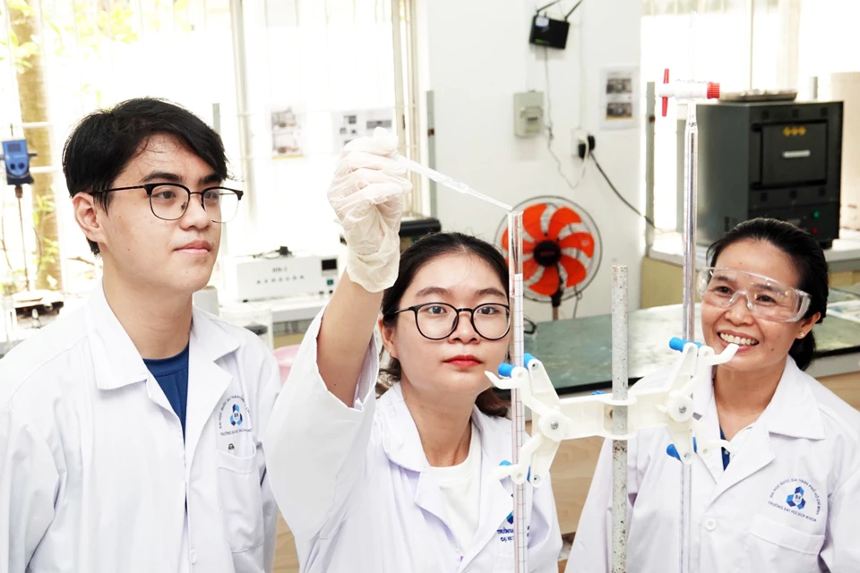 PGS.TS. Lê Thị Kim Phụng hướng dẫn sinh viên nghiên cứu khoa học. Ảnh: Nhân vật cung cấp.