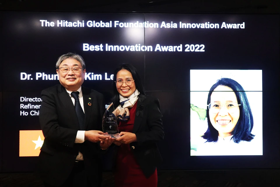 PGS.TS. Lê Thị Kim Phụng nhận giải thưởng khoa học. Ảnh: nhân vật cung cấp