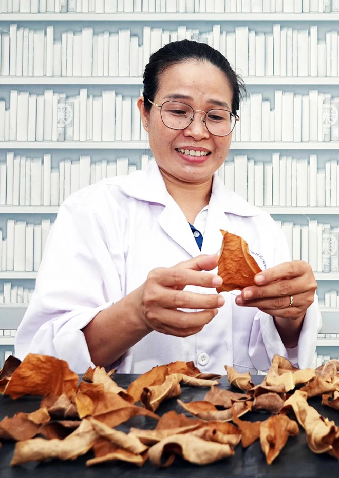 PGS.TS. Lê Thị Kim Phụng nghiên cứu sản phẩm từ các loại phế phẩm nông nghiệp. Ảnh: Nhân vật cung cấp.