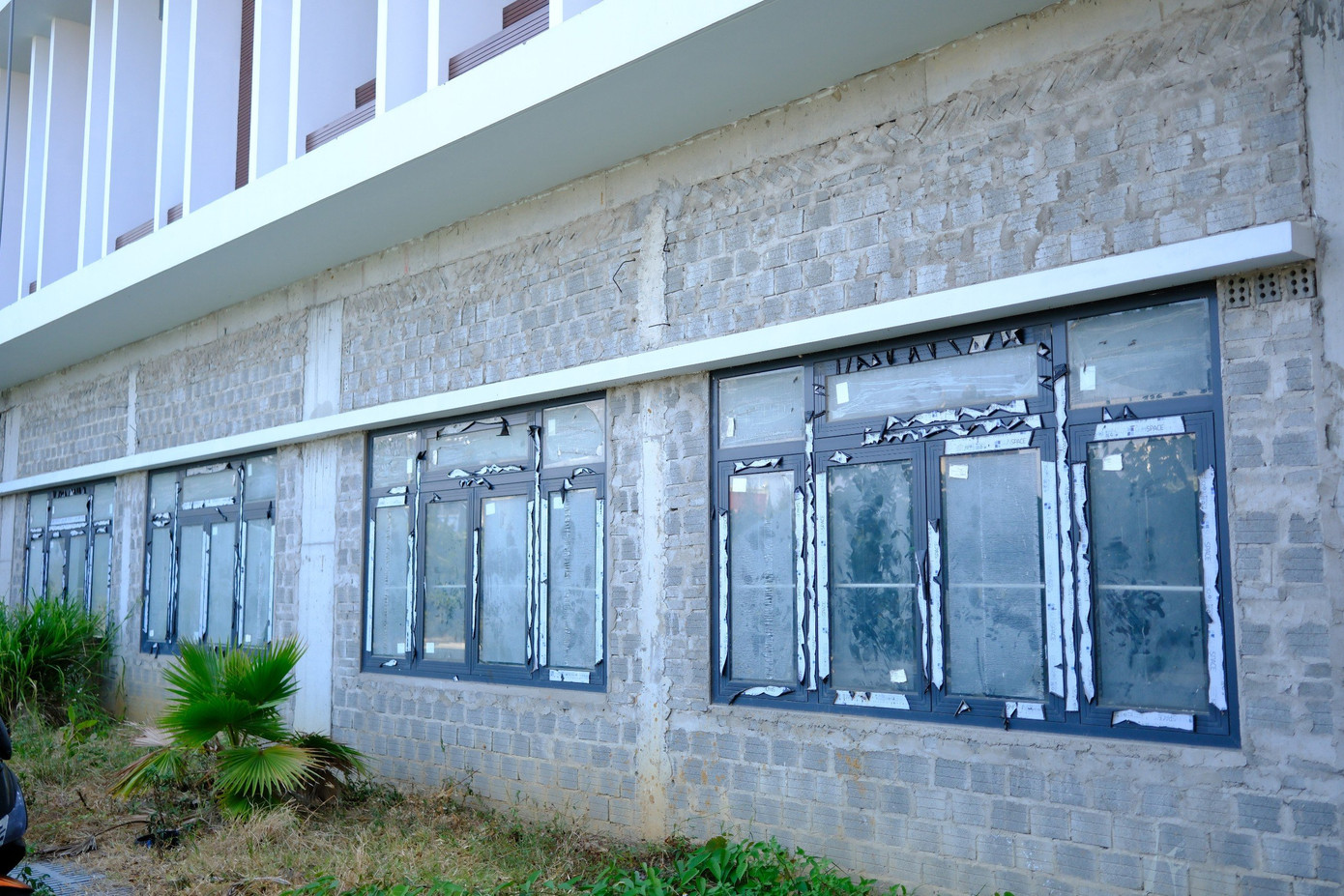 Một khu vực bên trong công trình xây dựng vẫn còn dang dở.