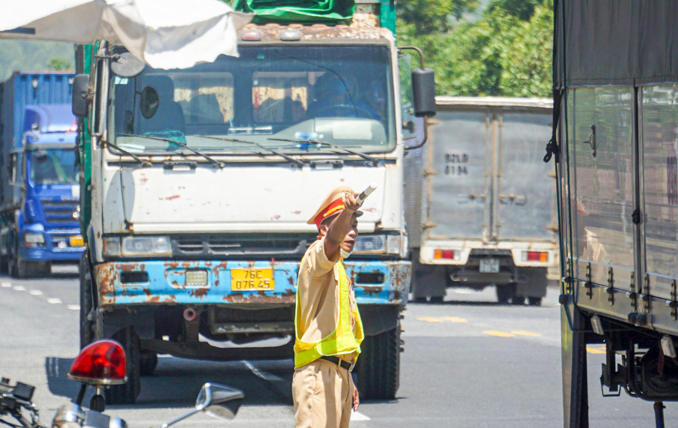 Lực lượng cảnh sát giao thông dừng phương tiện tại các chốt kiểm soát. Lực lượng cảnh sát giao thông dừng phương tiện tại các chốt kiểm soát.