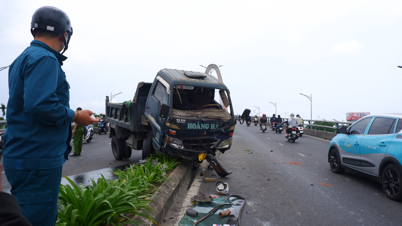 Tại hiện trường, phần đầu của xe tải bị hư hỏng nặng, kính xe vỡ vụn.